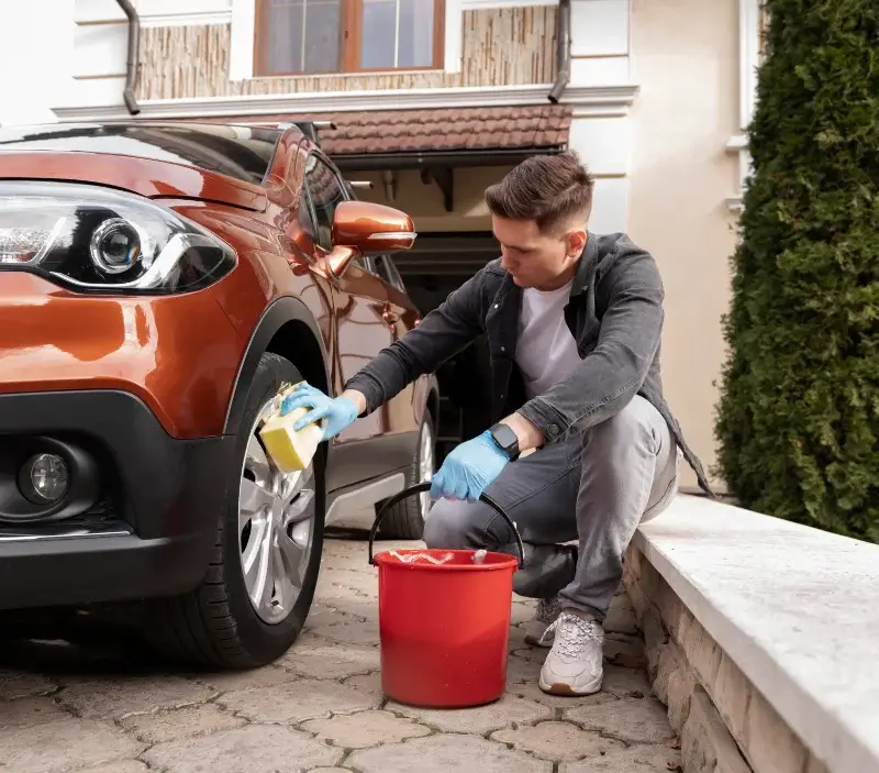 Lavage auto à domicile Lamazière-Basse : professionnel intervenant sur un véhicule